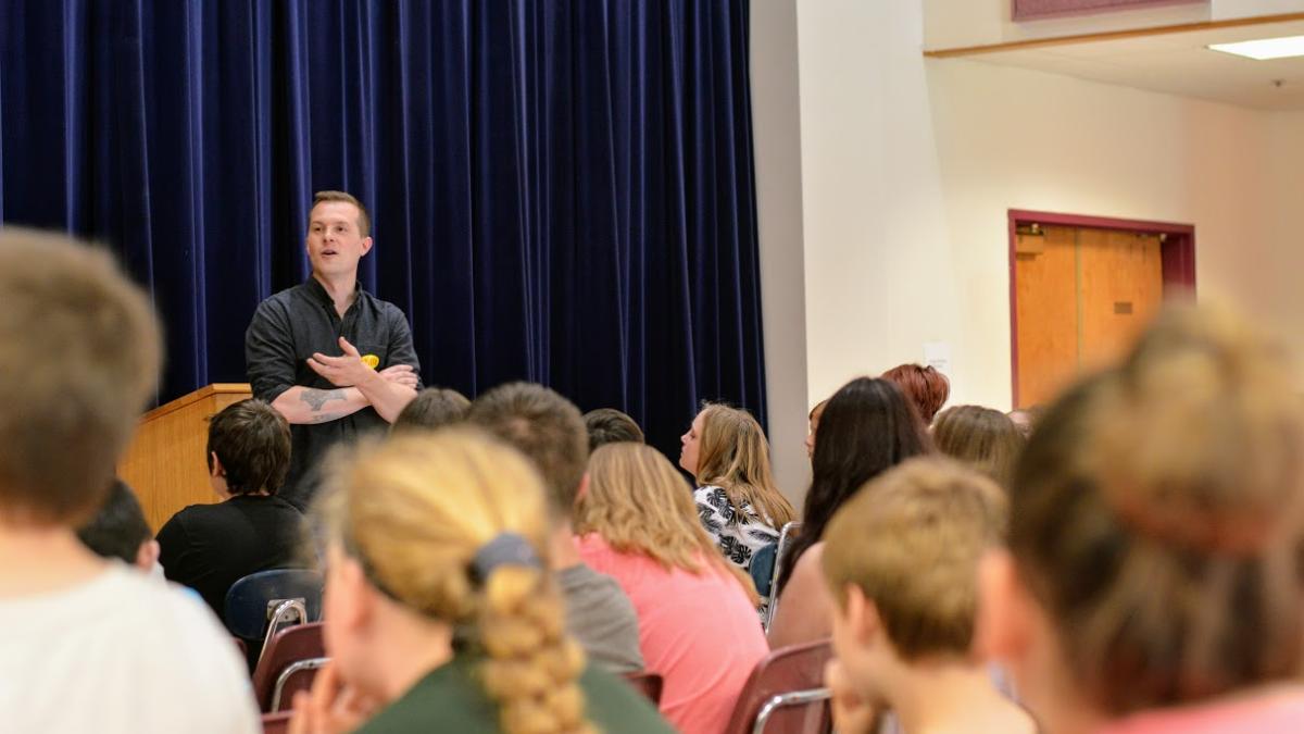 Congressman Golden speaks with students.