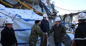 JG Visits BIW and Shakes a Soldier's Hand